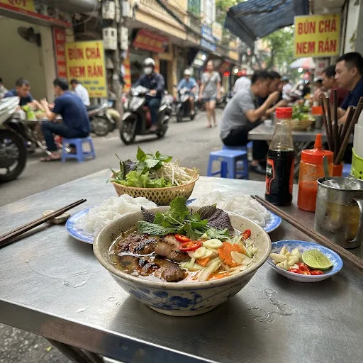 Bát bún chả trên bàn inox của một quán vỉa hè